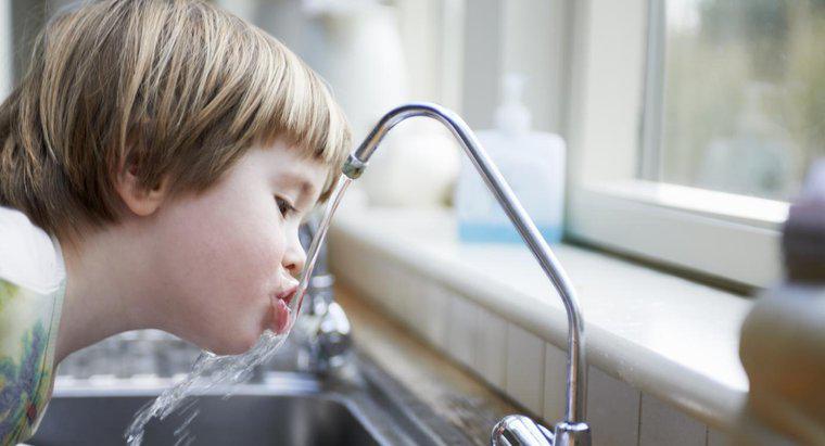 Care sunt avantajele și dezavantajele apei potabile?