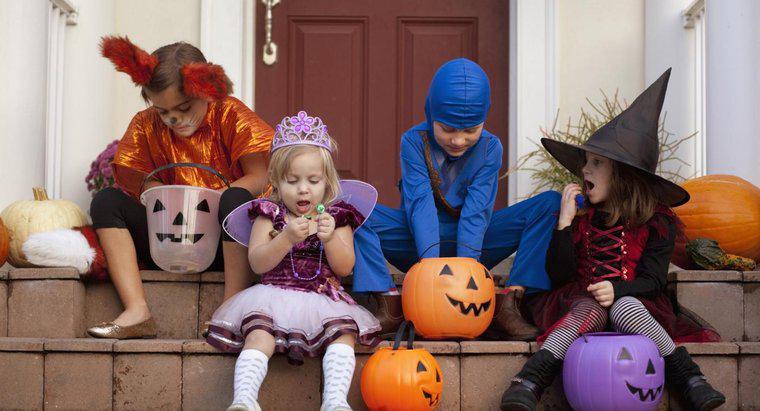 Cum a făcut "truc sau trata" să devină parte a Halloween-ului?