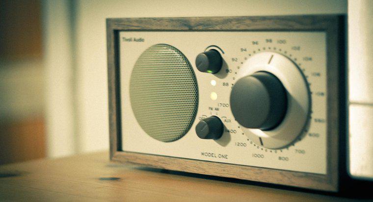 Care sunt diferențele dintre televizor și radio?