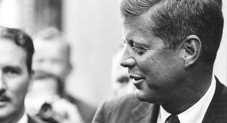 Cine a alergat împotriva lui Kennedy în alegerile din 1960?
