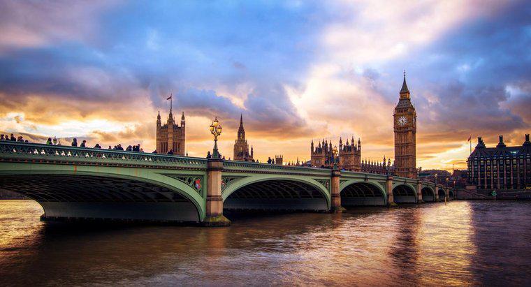 Care este numele râului care curge prin Londra?