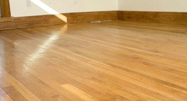 Cât de des ar trebui să-ți cureți podeaua din lemn tare?