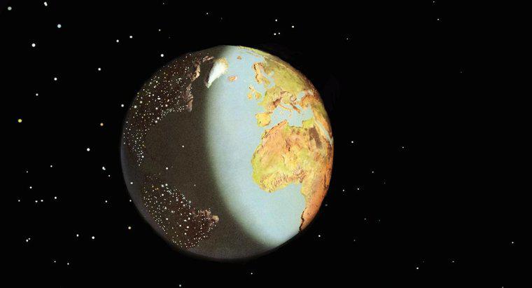 Care este mișcarea Pământului care provoacă Zi și Noapte?