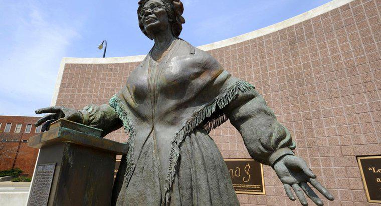 Ce este poemul lui Sojourner Truth "Nu sunt eu o femeie" Despre?