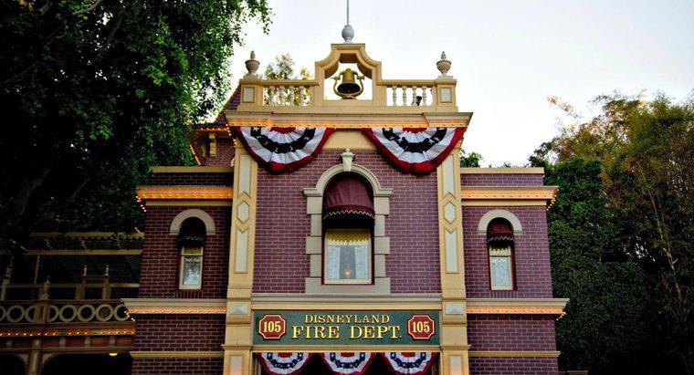Unde a fost apartamentul secret al lui Walt Disney în Disneyland?