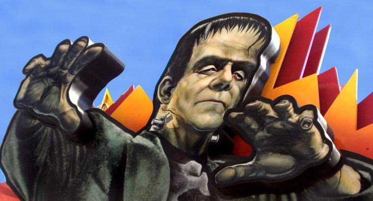 Care sunt câteva exemple de prezicere în Frankenstein?