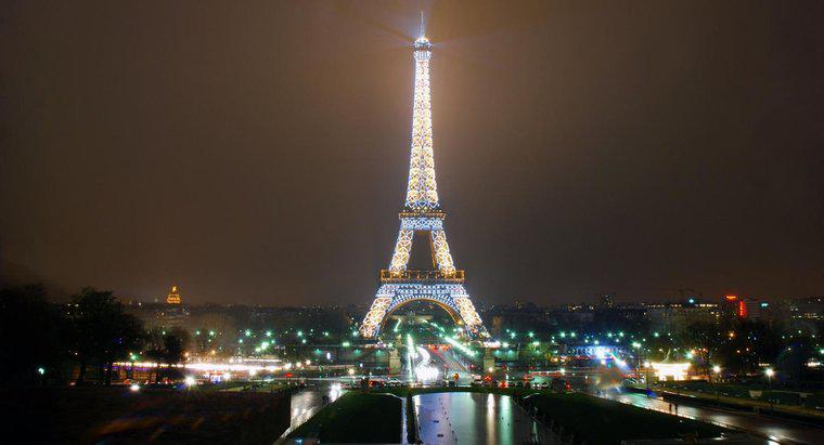 Cât de înalt este Turnul Eiffel?