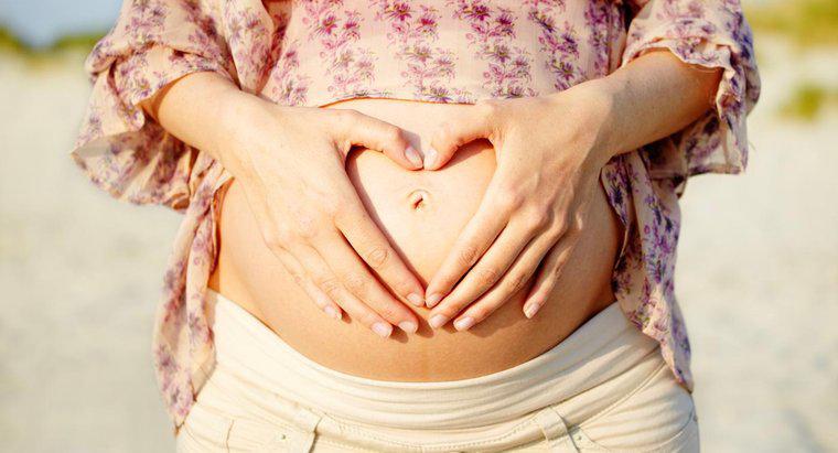 Pot menstrua în timp ce sunt însărcinată?