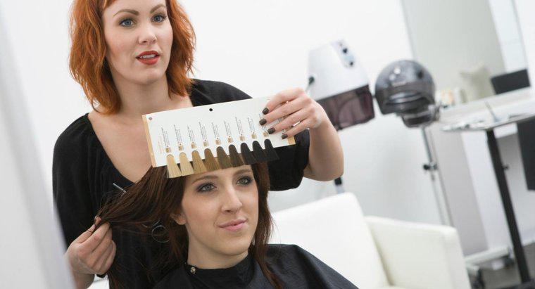 Cât costă să-ți dai părul într-un salon?