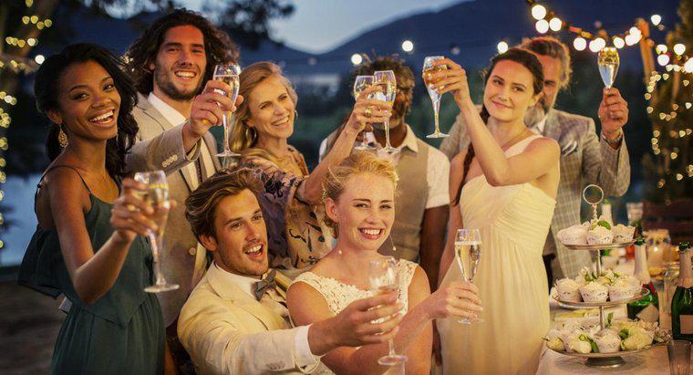 Ce este un exemplu de toast de nunta scurta dar amuzant?