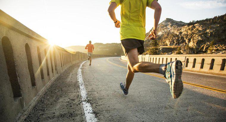 De ce alergătorii de sex masculin își radiază picioarele?