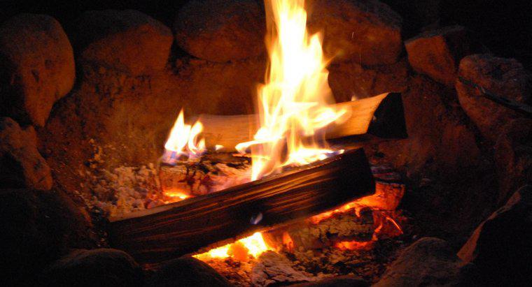 La ce temperatură începe să ardă lemnul?