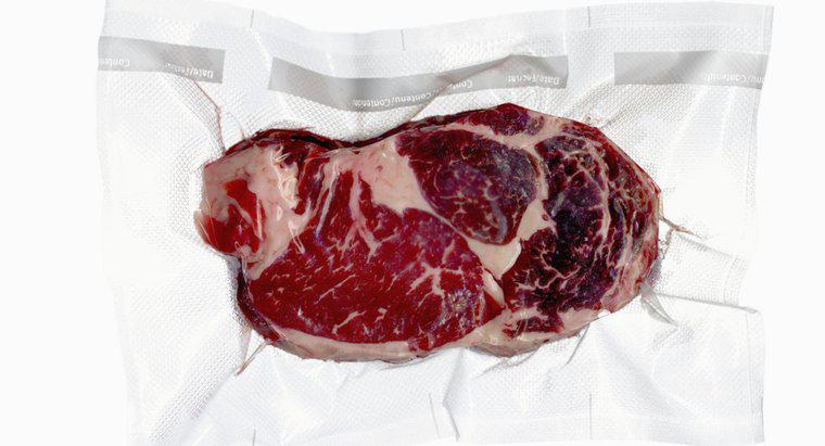 Ce se întâmplă dacă lăsați carnea congelată afară la temperatura camerei peste noapte?