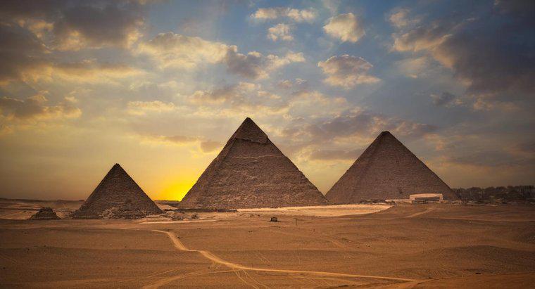 Ce direcție se confruntă cu piramidele?