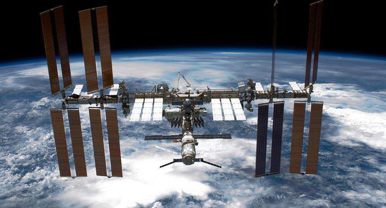 Cât timp durează stația spațială internațională pentru a orbita Pământul?