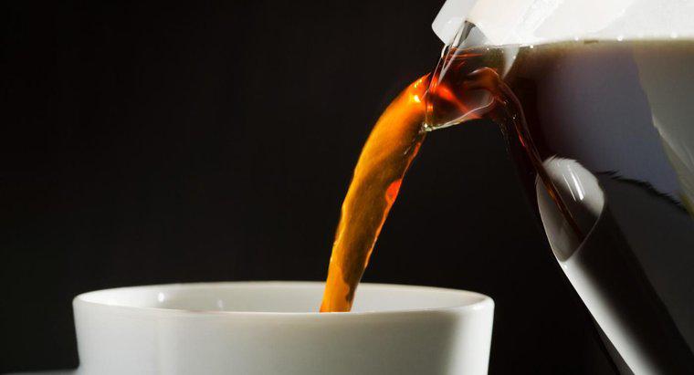 Cât de multe linguri de cafea sunt necesare pentru fiecare pahar de apă?