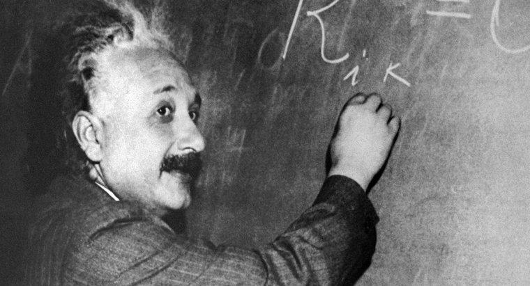 A ajutat Einstein să inventeze bomba atomică?