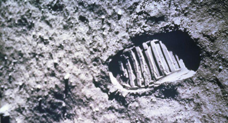 Cât de multe ori au fost astronauții la Lună?
