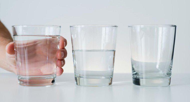 Poate deshidratarea să contribuie la apa de reținere a corpului?