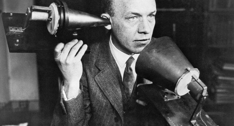 De ce a inventat telefonul Alexander Graham Bell?
