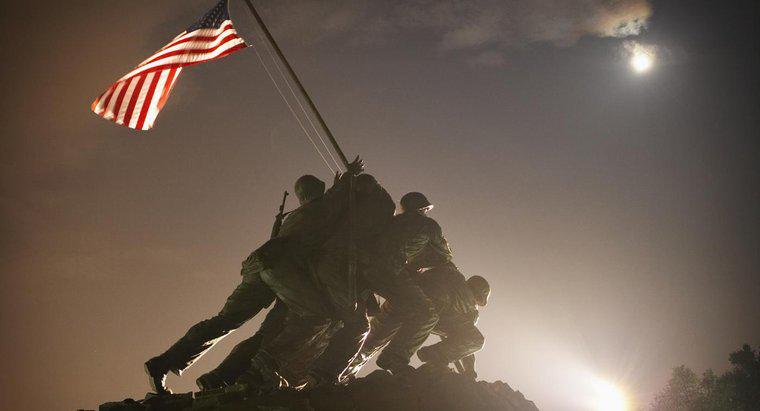 Câți oameni au murit în bătălia de la Iwo Jima?