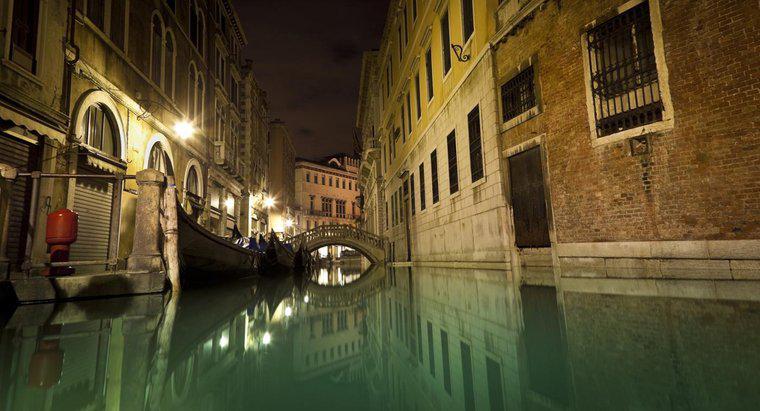 Cum sunt profunde canalele din Veneția, Italia?