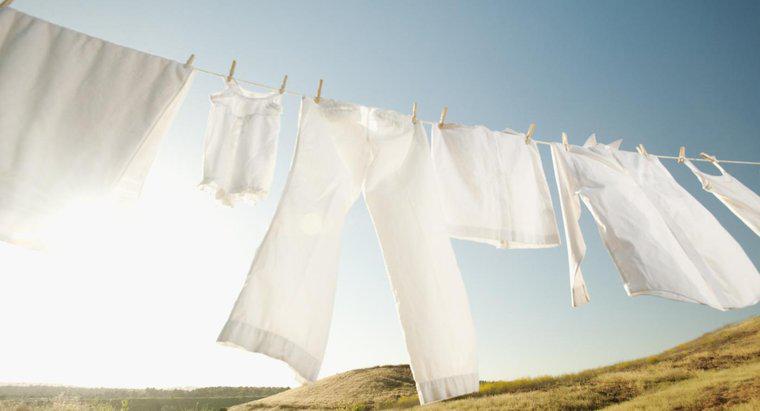 Ar trebui hainele albe să fie spălate în apă fierbinte sau rece?