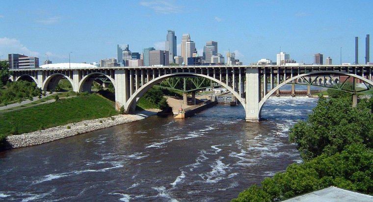Câte poduri traversează râul Mississippi?