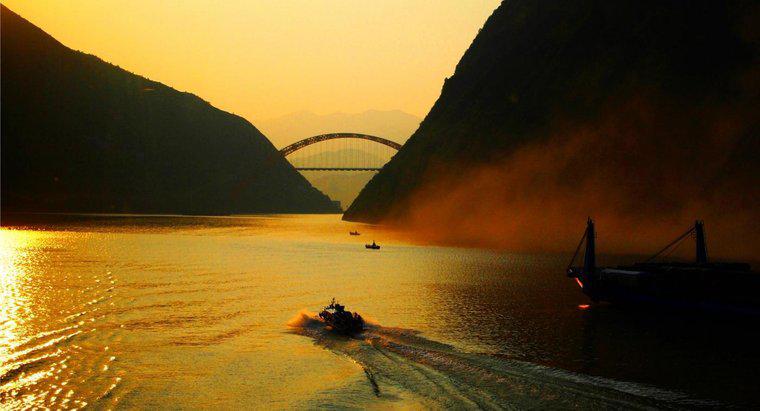 Care este cel mai lung râu din Asia?
