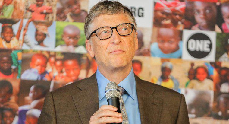 Care sunt unele dintre cele mai importante realizări ale lui Bill Gates?
