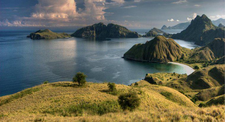 Cât de multe insule alcătuiesc Indonezia?