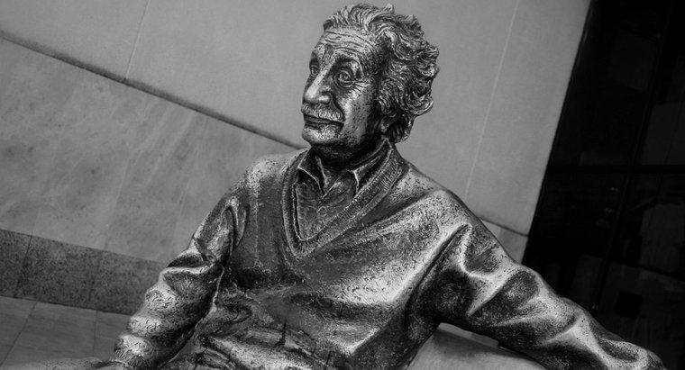 Ce a contribuit Albert Einstein la lume?