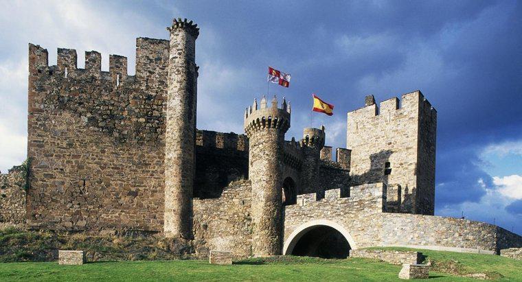 Cine a locuit în castele în Evul Mediu?
