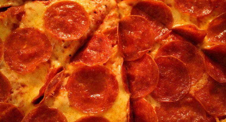 Cât de multe calorii sunt într-o felie de Pepperoni Pizza?