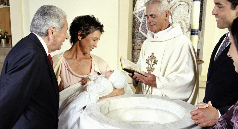 Ce se întâmplă la o ceremonie de botez?