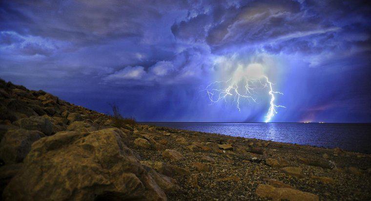 Cât de departe poate fulgerul să călătorească în apă?