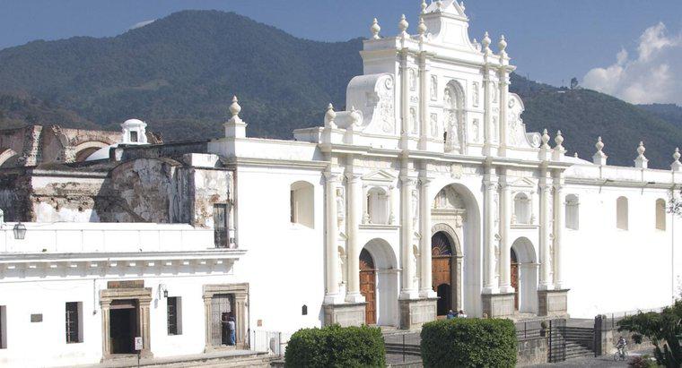 Care este principala religie în Guatemala?