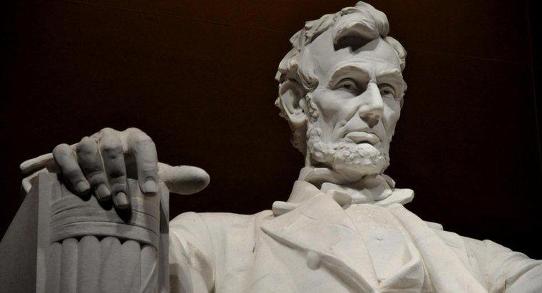 Care au fost contribuțiile lui Abraham Lincoln la societate?