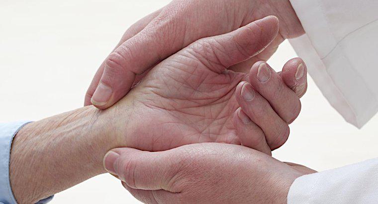 Ce poate provoca furnicături în degetele mâinii stângi?