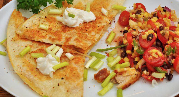 Cât de multe calorii fac Quesadillas de brânză de pui?