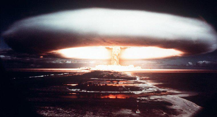 Care sunt avantajele și dezavantajele armelor nucleare?