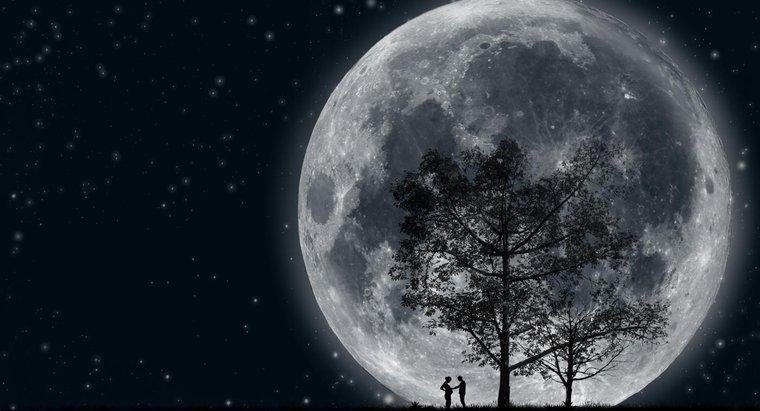 Cât de aproape se apropie Luna de Pământ?