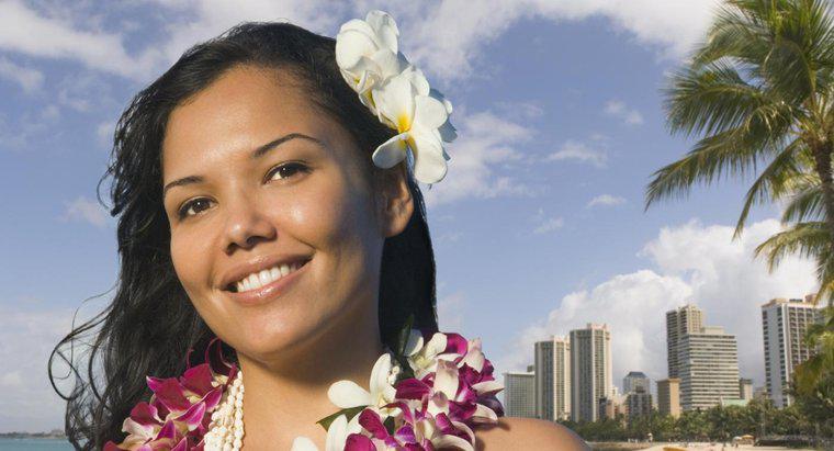 Care este sensul tradiției hawaiiene de purtare a unei flori din spatele urechii?