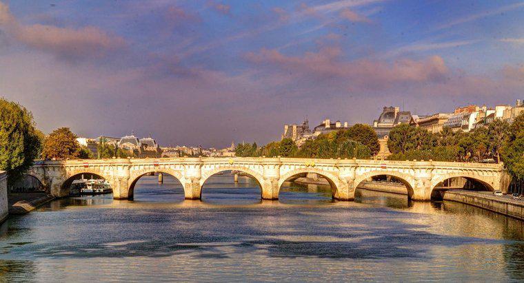 Care este numele râului care trece prin Paris?