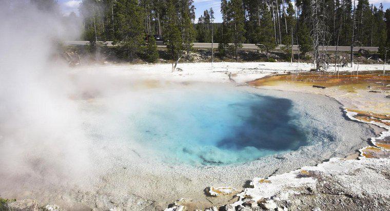 Care este diferența dintre un geyser și Hot Spring?