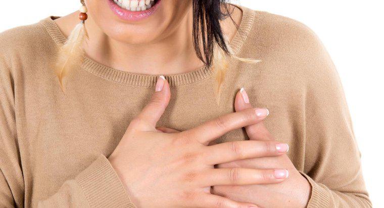 Ce cauzeaza simptomele durerii toracice la femei?