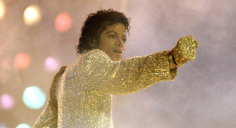 Când Michael Jackson a început să poarte un mănușă albă albă?