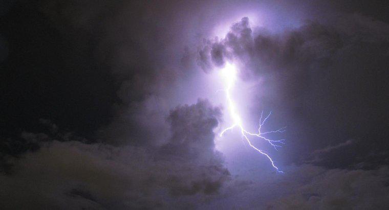 Ce se întâmplă cu aerul atunci când energia electrică a fulgerului este descărcată?