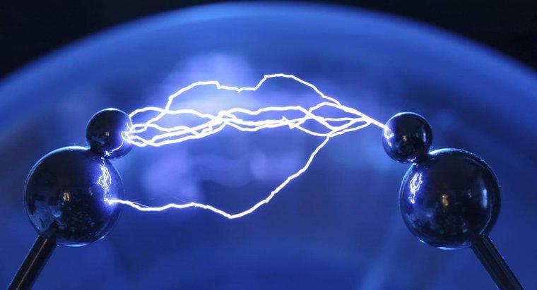 Ce două lucruri afectează dimensiunea forței electrice?