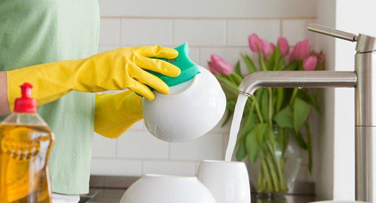 De ce este o idee bună să purtați mănuși de cauciuc atunci când spălați feluri de mâncare?